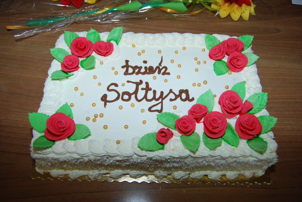 Pyszny tort z różyczkami na dzień sołtysa